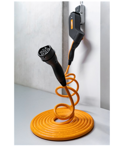 Orange Type 2 opladningskabel til elbil 11 kW 5 m spiralformet, ét stik i ladestation wallbox, andet stik synligt.