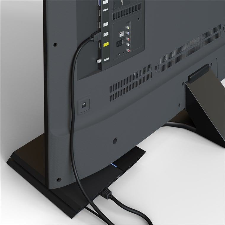 Bagtil fladskærms-tv med Goobay HDMI Kabel 4K/60Hz 10 m sort og eARC ARC HDMI tilsluttet forskellige porte, sort V-formet fod.