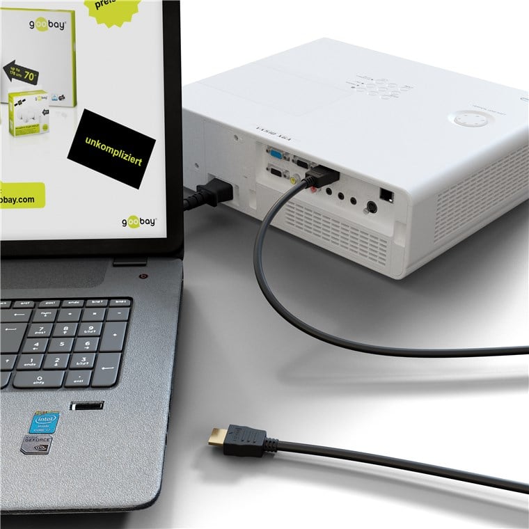 Goobay HDMI Kabel 4K/60Hz 10 m sort forbinder bærbar og projektor, slide viser tekst og "goobay"-logo.