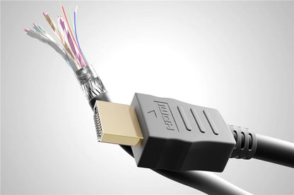 Goobay HDMI kabel 4K/60Hz 0,5 m sort, synlige farvede ledninger og afskærmning, grå stik med guldbelagte kontakter.