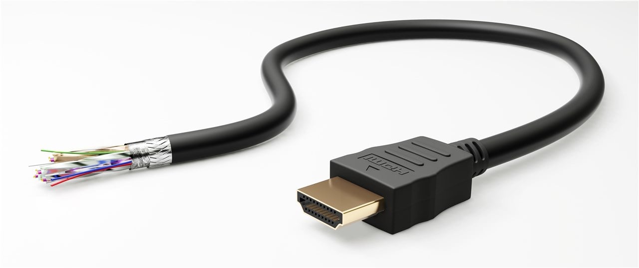 Goobay HDMI-kabel 4K/60Hz 10 m sort med en intakt HDMI-stik og modsatte ende vist med interne ledninger og afskærmning.