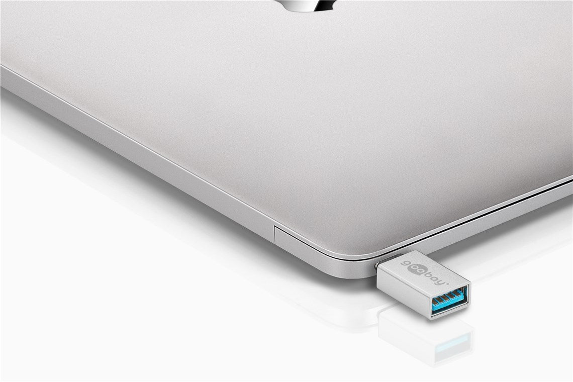 Goobay USB-C til USB-A OTG-adapter med blåt indre og Goobay-logo, tilsluttet sølvfarvet laptop.