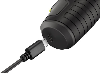 Sort USB-C kabel tæt på port til 4-i-1 mini-batteridrevet skruetrækkersæt, cylindrisk design, 35 dele.