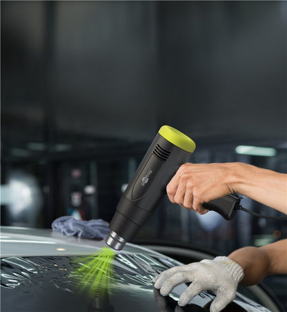 Goobay Varmluftpistol 1500 W grøn bruges til plastformning på biloverflade, blå klud ved siden af.