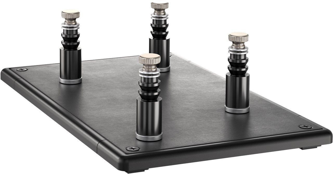 Magnetisk platineholder sort rektangulær med fire justerbare metalfødder, ribber, sølvtoppe, afrundede hjørner, synlige skruer.