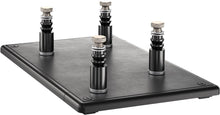 Magnetisk platineholder sort rektangulær med fire justerbare metalfødder, ribber, sølvtoppe, afrundede hjørner, synlige skruer.