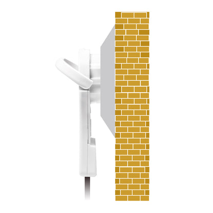 Vinklet flad stikprop til montering på kabel, hvid, side set op ad gul murstensvæg.