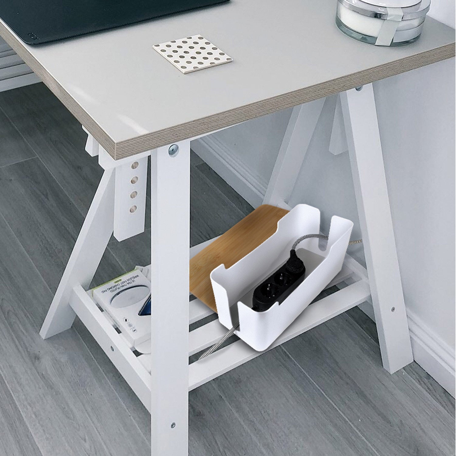 Trestlebord hvid med grå top, nederste hylde med kabelboks bambuslåg 320x140x130mm, bærbar og lys.