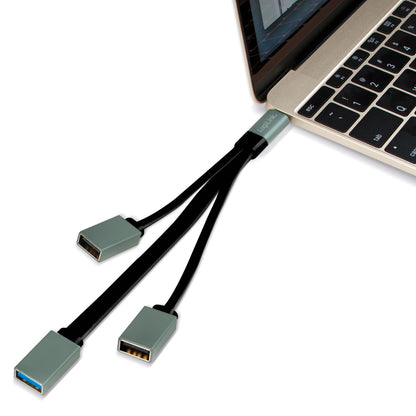 USB-C hub med 3 porte, tilsluttes laptop via USB, giver tre ekstra USB-porte til flere enheder fra én indgang.