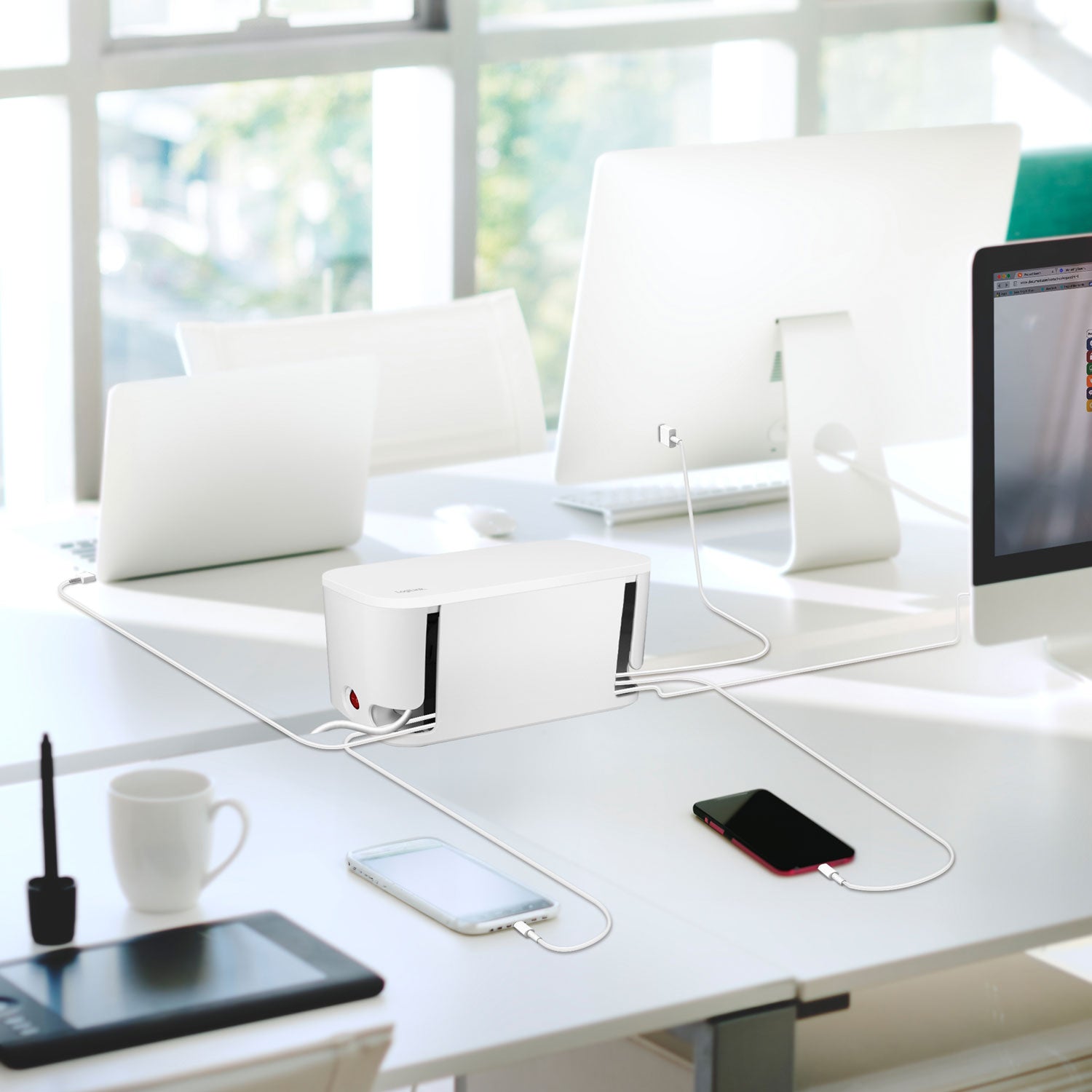 Logilink Kabelboks hvid med 5-vejs stikdåse og 3x USB på moderne kontorbord ved siden af computer, smartphone og tilbehør.