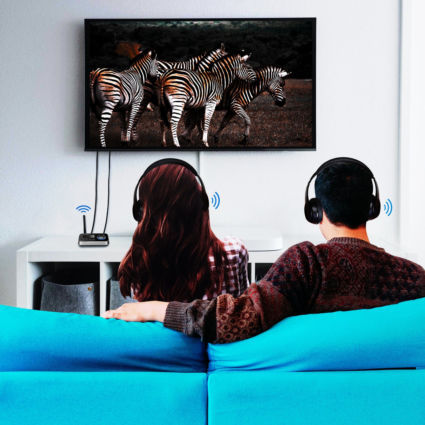 Logilink Bluetooth 5.0 lydsender/-modtager TX/RX hovedtelefoner brugt i stue foran vægmonteret TV.
