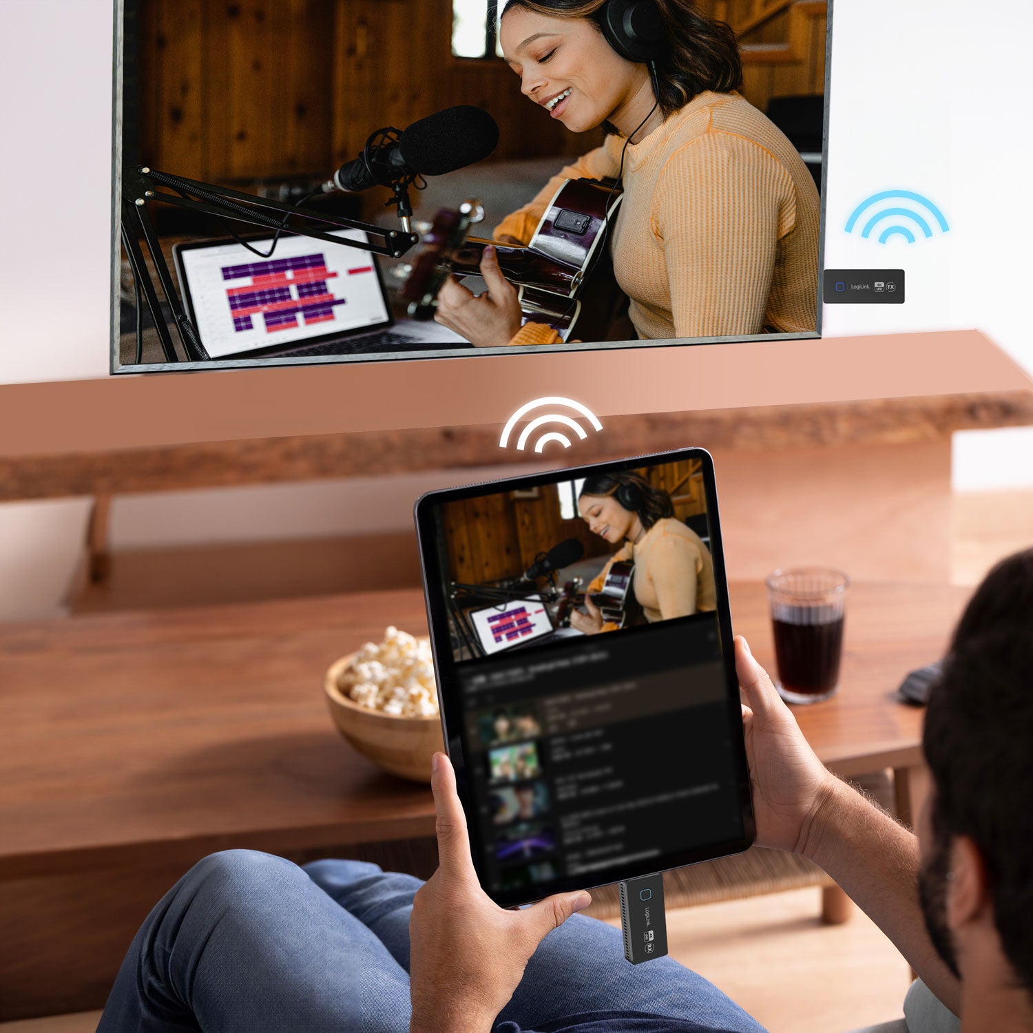 Logilink HDW0104 trådløs 4K videooverførsel USB-C til HDMI 30 m viser tabletvideo på stor TV-skærm.