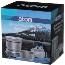 Storm køkken - 10 dele metal campingudstyr med gryder, kedel og gasbrænder, tekst på engelsk, finsk og svensk på æsken.