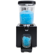 Champion Slush Ice Maskine 1L sort med blå slush i tanken, hældes op i et klart glas på drypbakken.