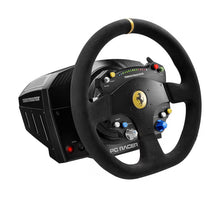 Sorter Thrustmaster TS-PC RACER Ferrari 488 Challenge Edition-racerratt til PC med Ferrari-logo, farvede knapper og Alcantara-greb.