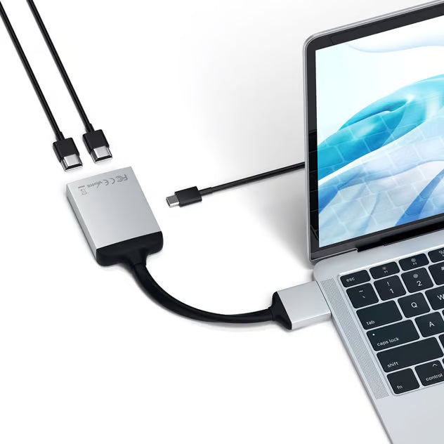 SATECHI USB-C/HDMI-hub ST-TCDHAM med to 4K HDMI-udgange til MacBook Pro/Air med to ekstra USB-C-kabler, blå skærmbaggrund.