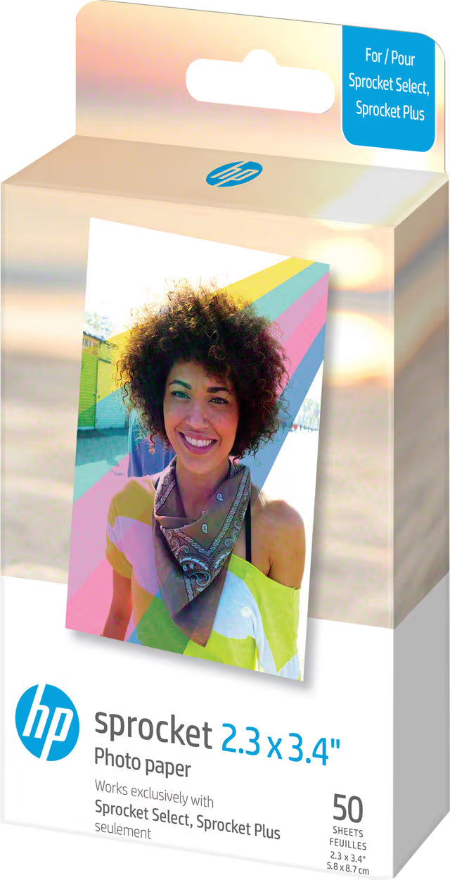 HP Sprocket fotopapir 5,8 x 8,6 cm, 50 ark til HP Sprocket og Sprocket Plus i æske med billede af en smilende person.