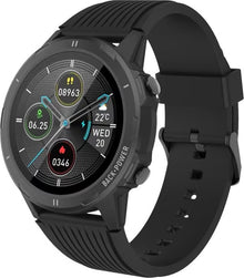 DENVER multisport-smartwatch med aktivitetsmåling, sort rundt ur, struktureret silikonerem, farvede ikoner og digitale tal på skærmen.