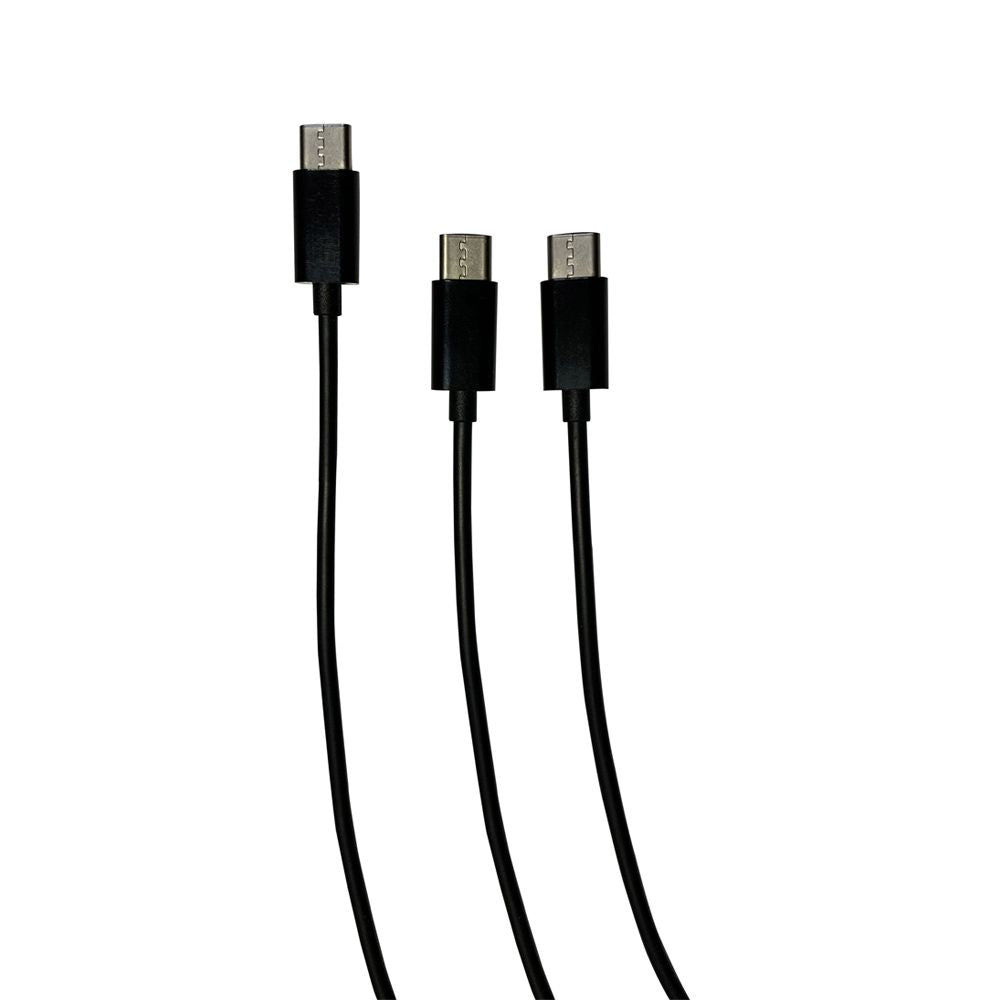 Tre sorte USB-C-kabler: et enkelt kabel til venstre side og to Steelplay Dual Play  Charge-kabler til to PS5-controllere til højre side.