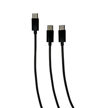 Tre sorte USB-C-kabler: et enkelt kabel til venstre side og to Steelplay Dual Play  Charge-kabler til to PS5-controllere til højre side.
