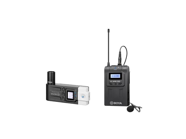 BOYA BY-WM8 Pro-K7 trådløst UHF-mikrofonsystem med antenne, lille display og clip-on lavalier-mikrofon samt kompakt sender med display og headsetmikrofon.