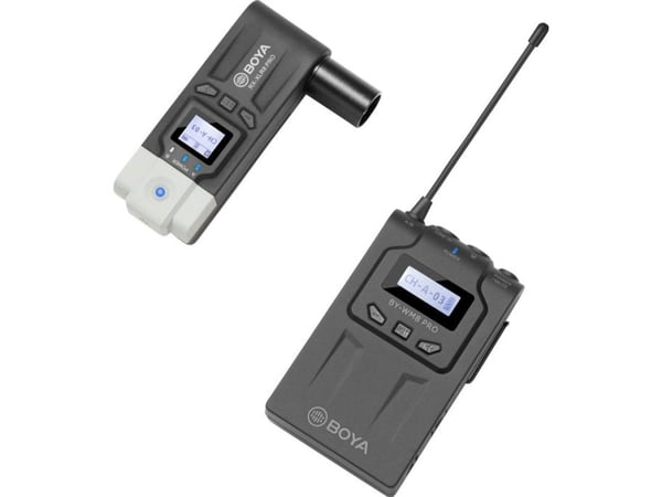 BOYA BY-WM8 Pro-K7 trådløst UHF-mikrofonsystem med sort sender, XLR-stik, digitalt display og sort modtager med antenne.