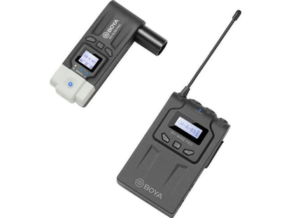 BOYA BY-WM8 Pro-K7 trådløst UHF-mikrofonsystem med sort sender, XLR-stik, digitalt display og sort modtager med antenne.