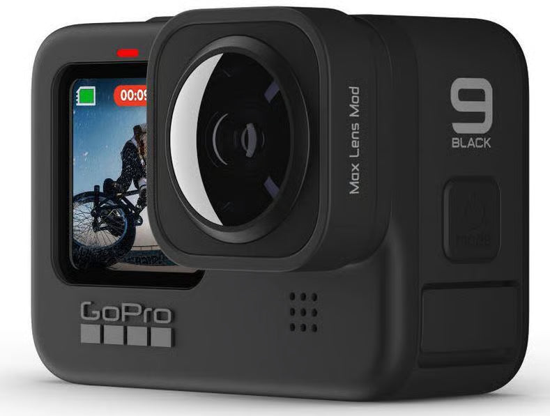 GoPro HERO9 Black-actionkamera med Max Lens Mod til HERO10/HERO9; den synlige frontskærm viser cyklisten under optagelse i sne.