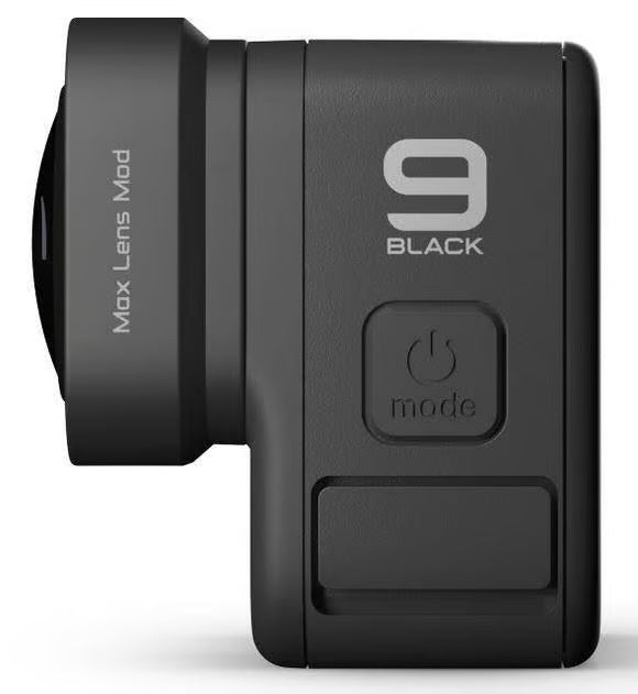 GoPro HERO10/HERO9-actionkamera med monteret Max Lens Mod, »Max Lens Mod« på objektivet, tænd/sluk- og funktionsknap synlig.