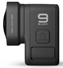 GoPro HERO10/HERO9-actionkamera med monteret Max Lens Mod, »Max Lens Mod« på objektivet, tænd/sluk- og funktionsknap synlig.