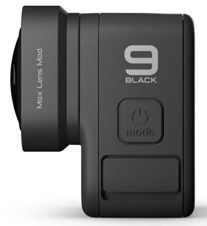 GoPro HERO10/HERO9-actionkamera med monteret Max Lens Mod, »Max Lens Mod« på objektivet, tænd/sluk- og funktionsknap synlig.