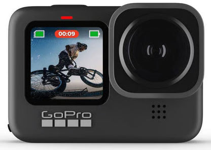 GoPro Max Lens Mod til HERO10/HERO9 monteret på et kamera med skærm, der viser en cyklist i luften og HyperSmooth-stabilisering.