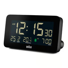 BRAUN BC10-DCF radiostyret vækkeur med hvidt LCD-display med sorte, store, lyse tal: kl. 12:15:30 AM, dato, temperatur, alarm kl. 7:00.