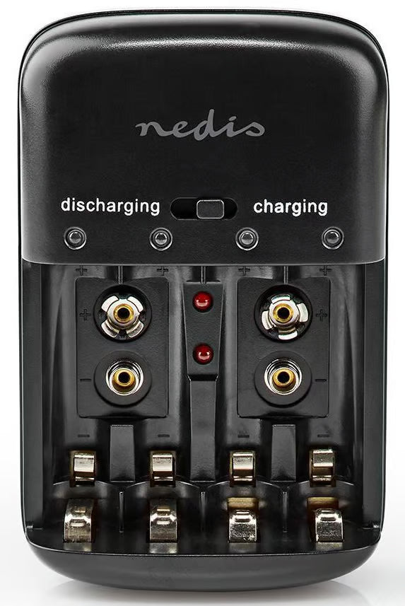 Universel batterioplader til AA-, AAA- og 9V NiMH/NiCd-batterier, plads til fire batterier, »afladning«/»opladning«, to røde LED-indikatorer.
