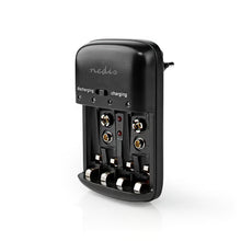 Universel batterioplader til AA-, AAA- og 9V-NiMH/NiCd-batterier med opladnings- og afladningsindikatorer samt tre batteriholdere.