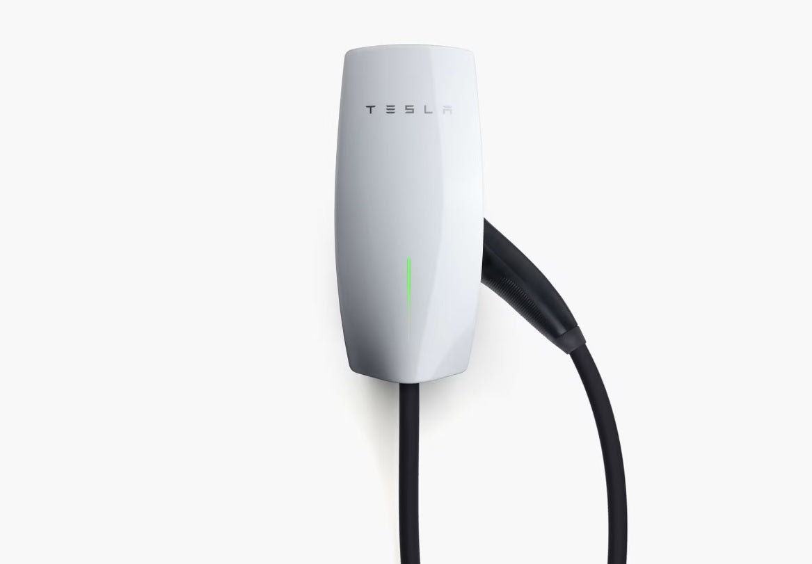 Tesla Wall Connector 22 kW hvid med sort ladekabel og grøn LED, model til elbil-opladning.