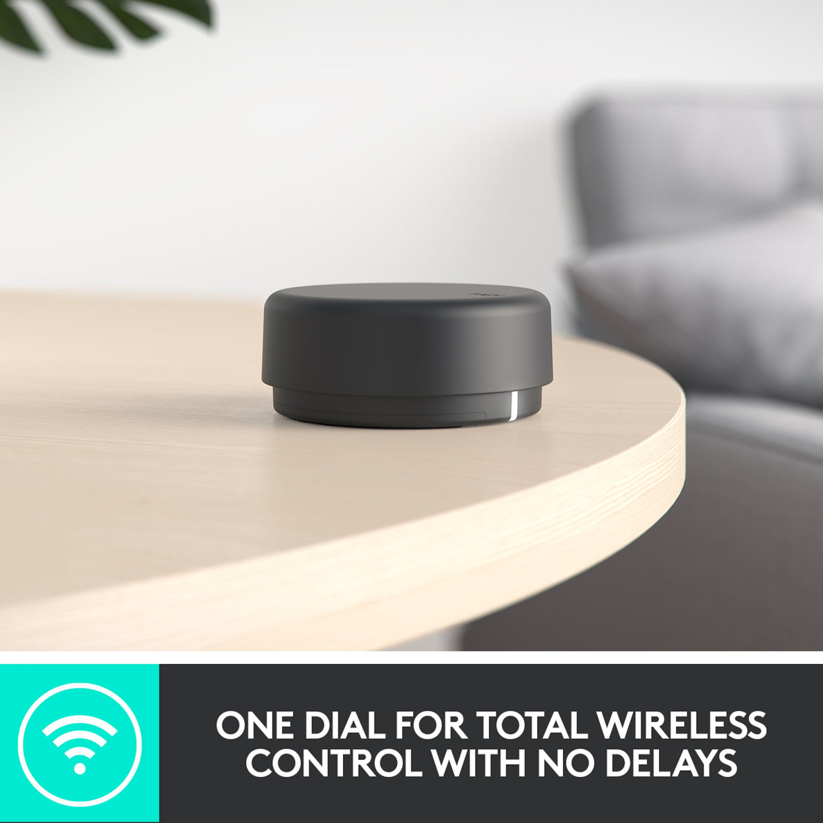 Logitech Z407 højttalersystem med subwoofer og trådløs lydstyrkekontrol på et træbord med teksten One dial for total wireless control.