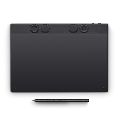 Wacom Intuos Pro medium tegneplade 263x148 mm sort, fire runde knapper, pen placeret vandret foran.