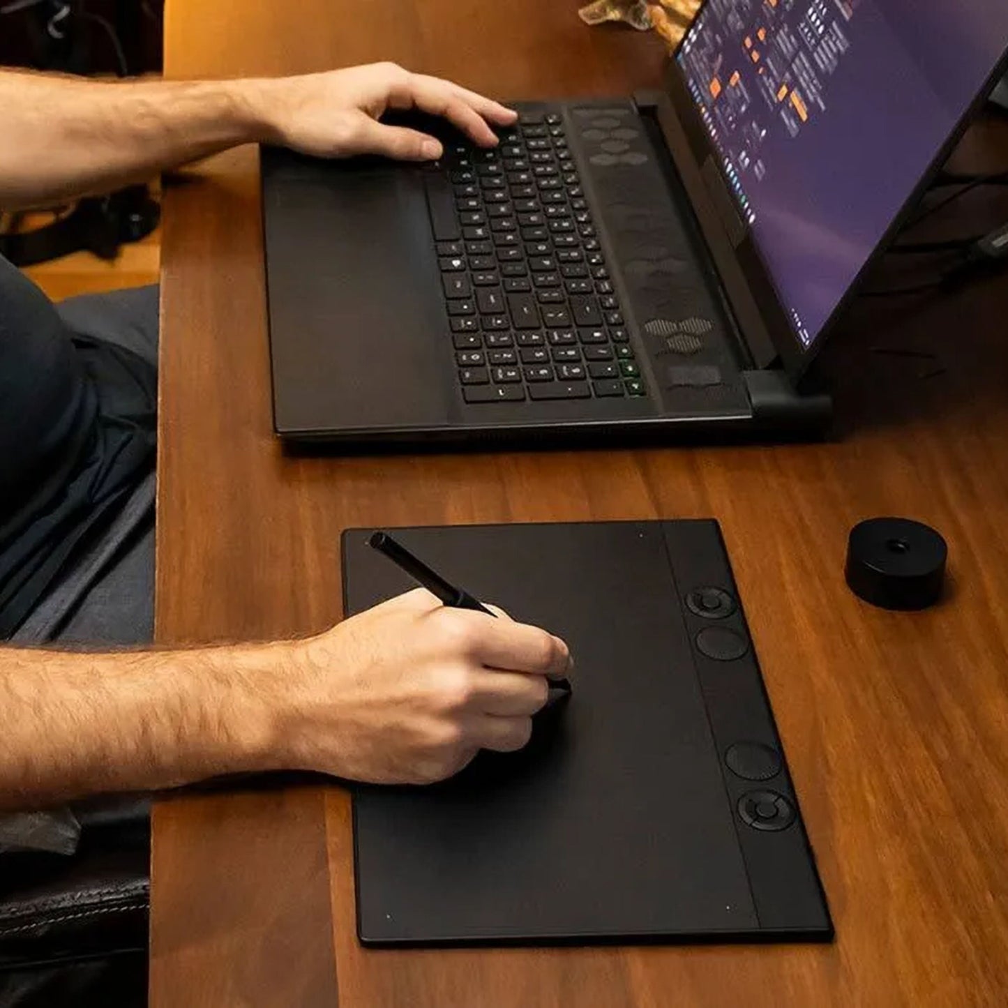 Wacom Intuos Pro lille tegneplade 187 x 105 mm med stylus bruges ved laptop, skærm med kode eller grafik synlig.
