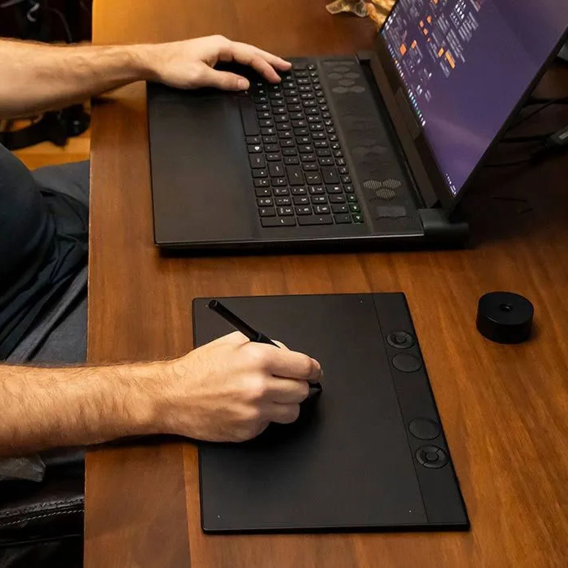 Wacom Intuos Pro lille tegneplade 187 x 105 mm med stylus bruges ved laptop, skærm med kode eller grafik synlig.