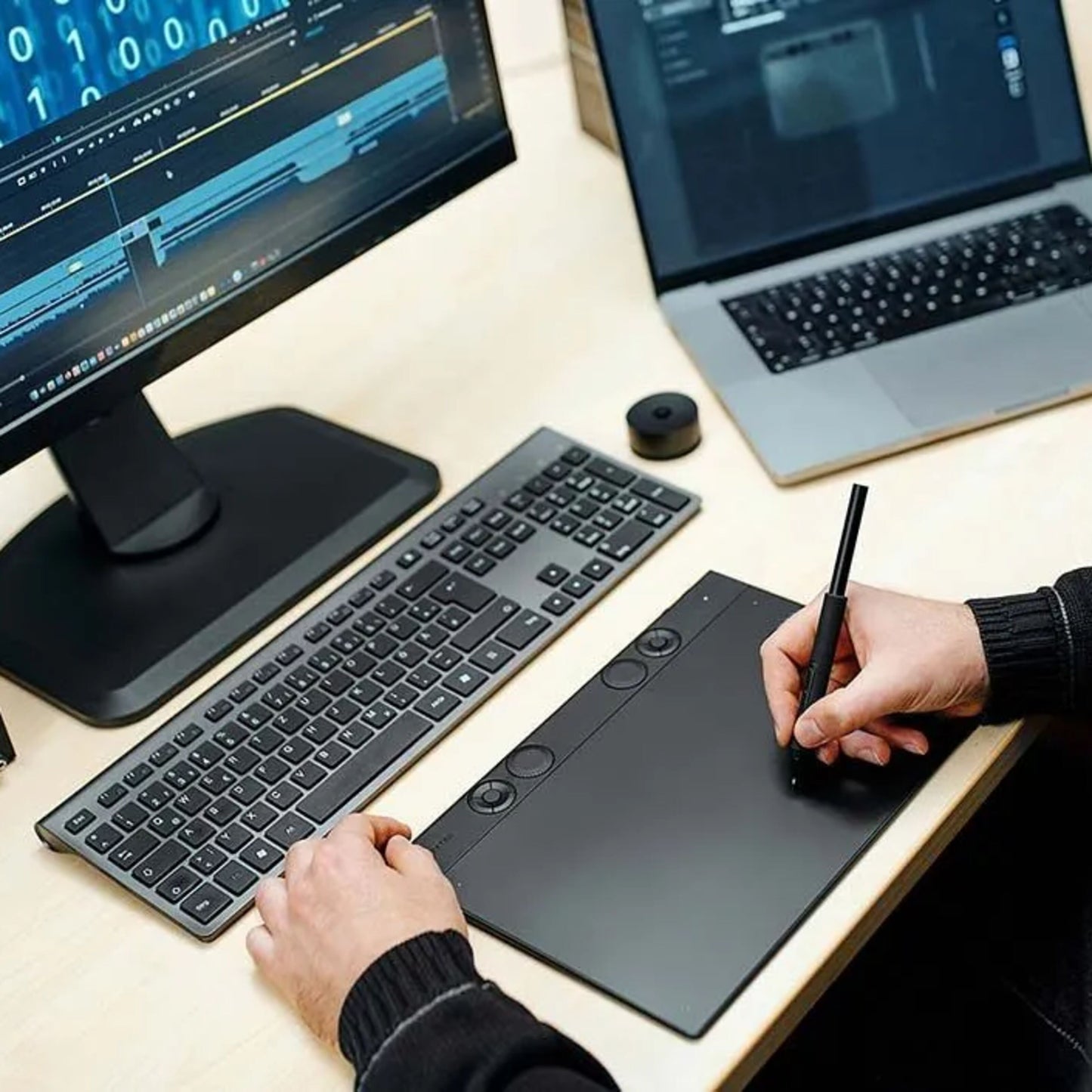 Wacom Intuos Pro lille tegneplade 187 x 105 mm ved tastatur, synlig skærm med videoredigering, åben laptop på træbord.