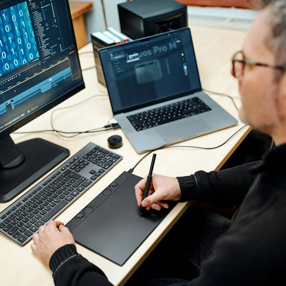 Wacom Intuos Pro lille tegneplade 187 x 105 mm med stylus bruges ved skrivebord, laptops og skærm synlige.