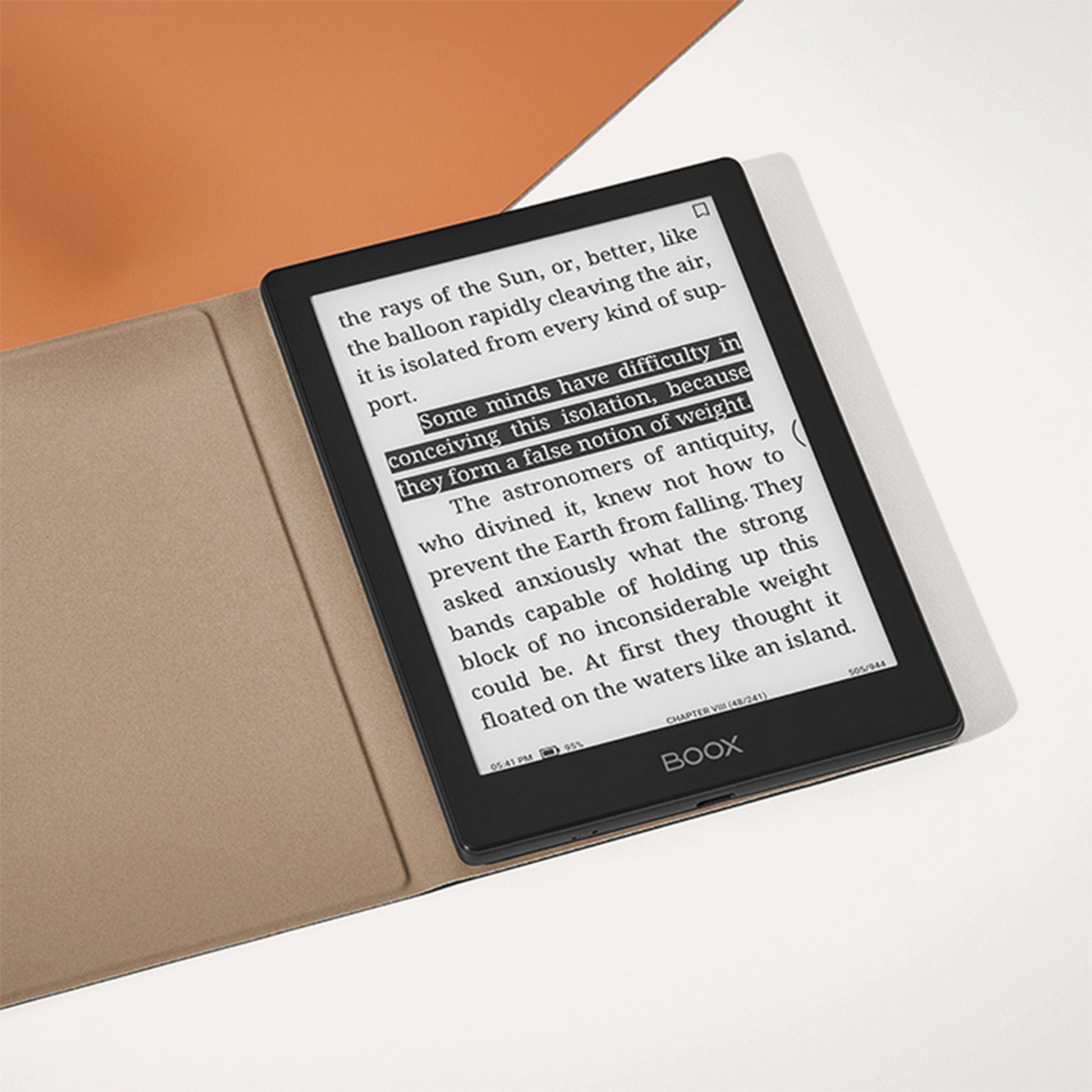 Boox Onyx Gå 6 læseplade med beige cover, E Ink Carta 1300 skærm med tekst og highlights, Boox Onyx logo under display.