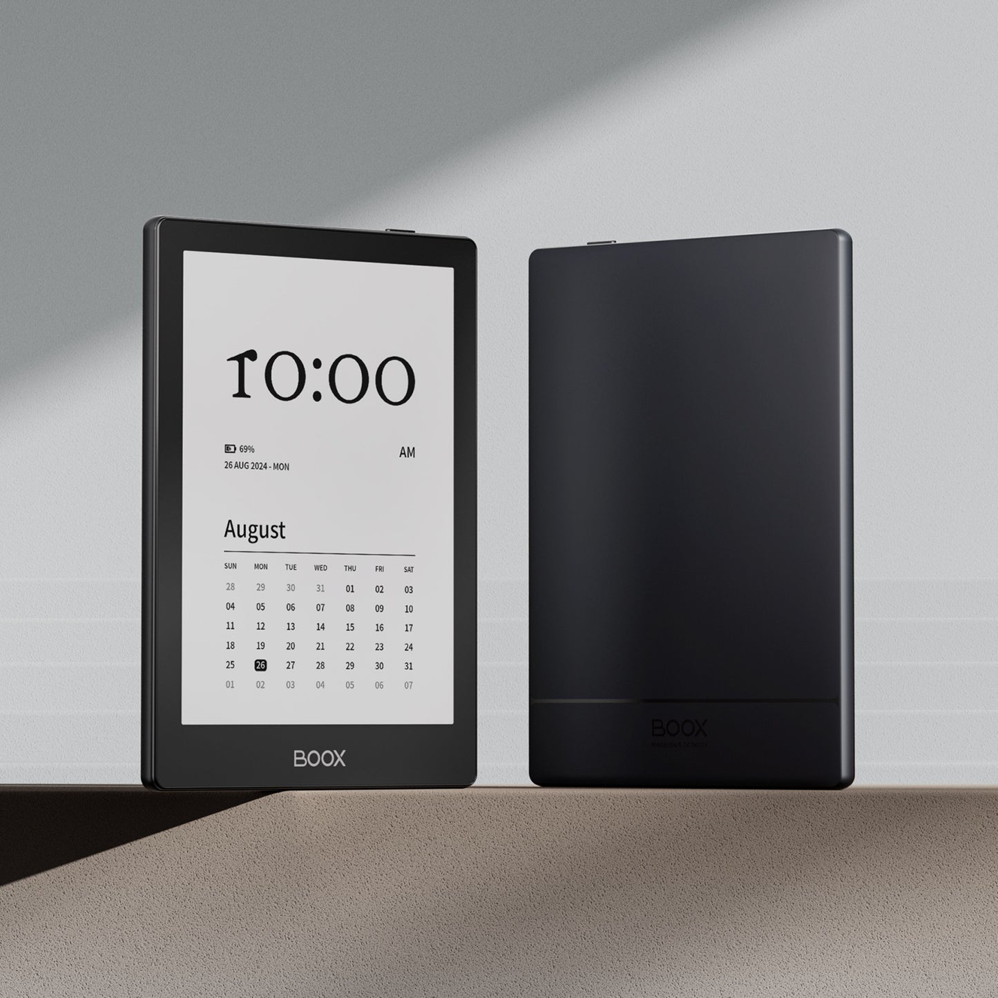 Boox Onyx Gå 6 læseplader sort, én med kalender og tid på E Ink Carta 1300 skærm, én viser bagside.