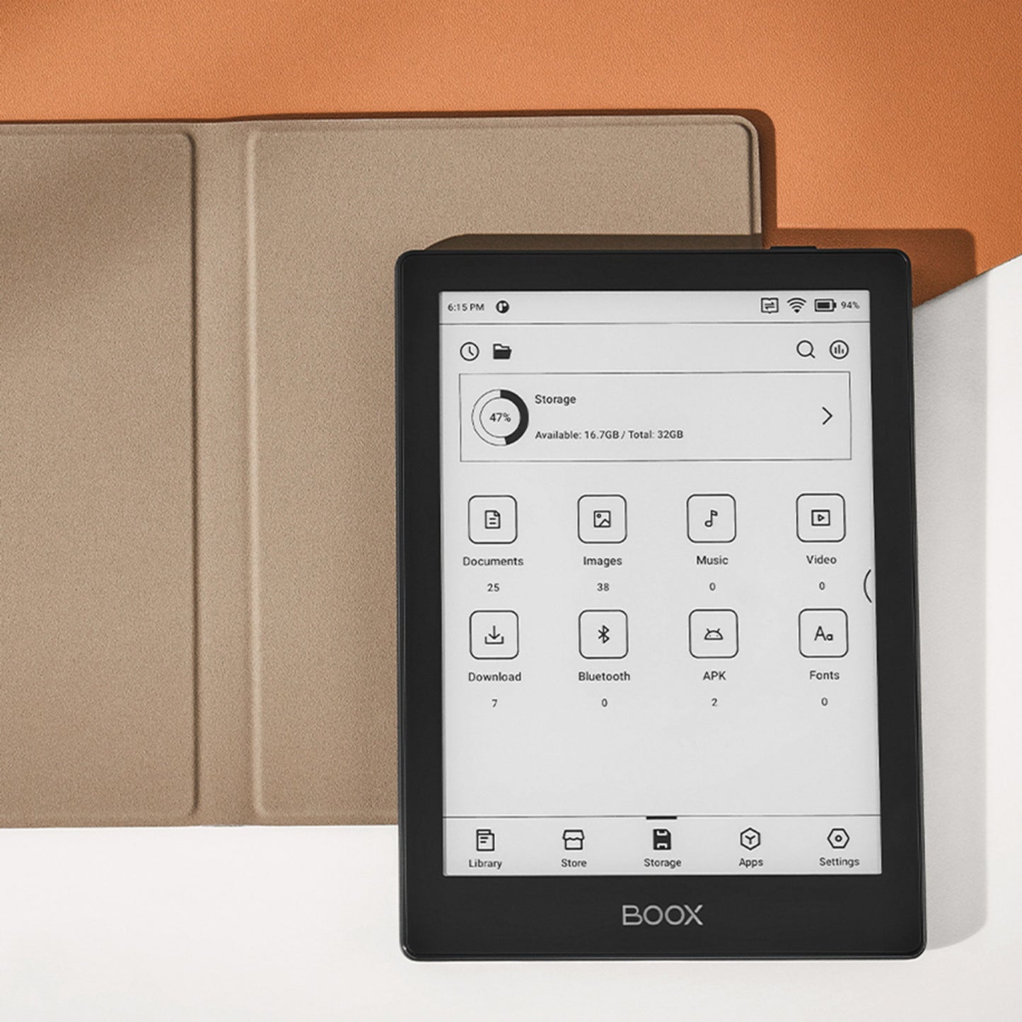 Boox Onyx e-bogslæser sort ramme, lageradministrationsskærm, på beige Gå 6 Magnetisk Etui.