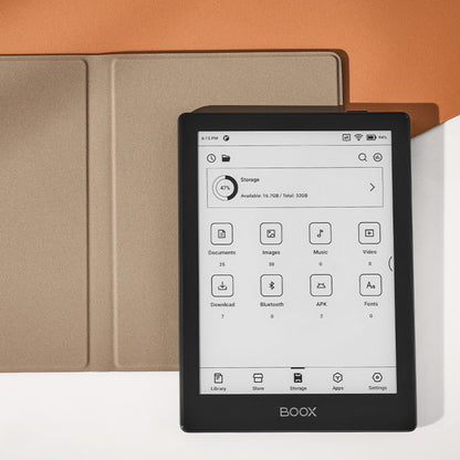Boox Onyx e-bogslæser sort ramme, lageradministrationsskærm, på beige Gå 6 Magnetisk Etui.