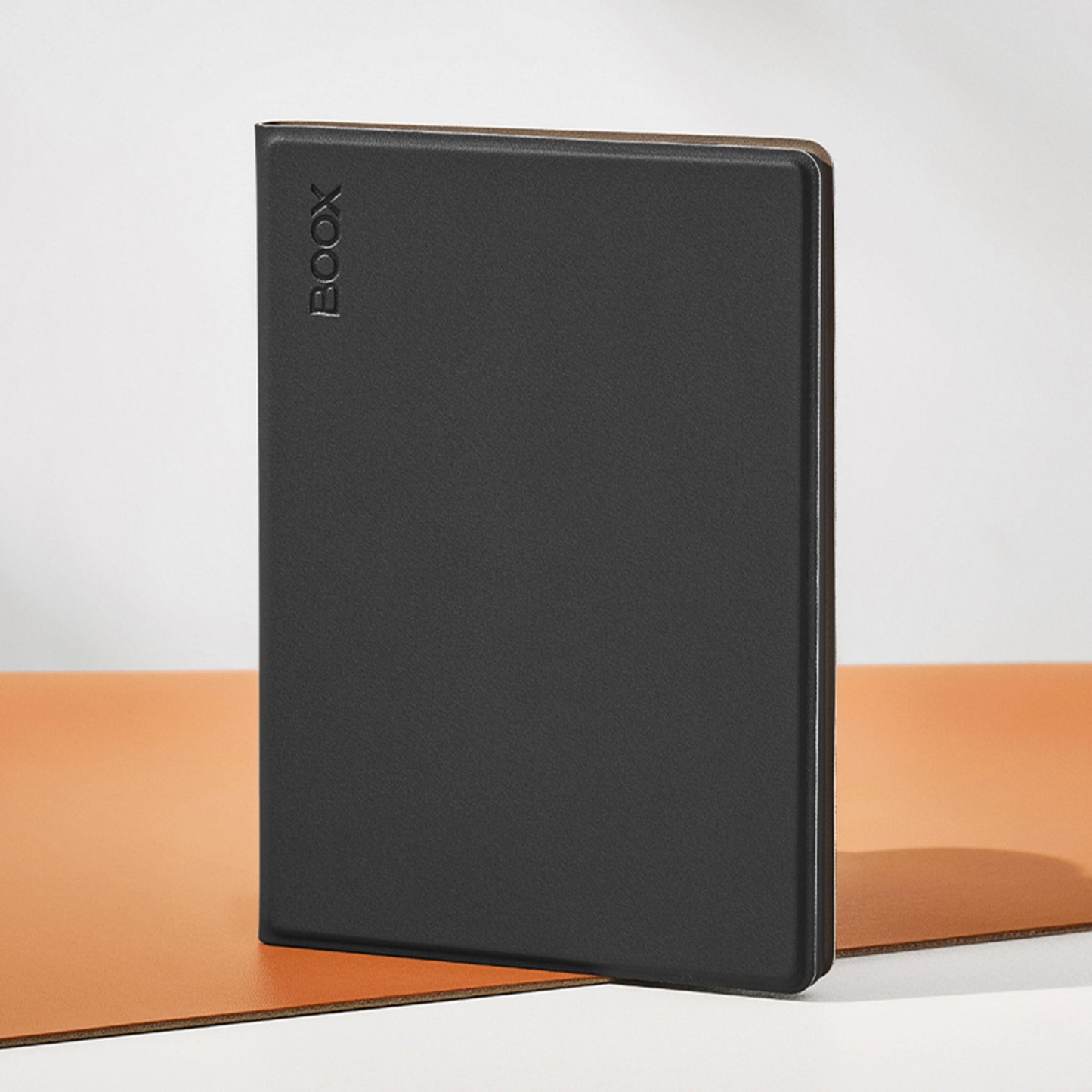 BOOX Onyx Boox Gå 6 magnetisk etui sort, lukket, stående med BOOX-logo præget på coveret.