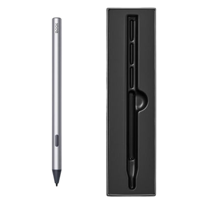 Onyx Boox InkSense Plus Stylus sølv med 4096 trykniveauer ved siden af sort æske med formudskæring til pennen.