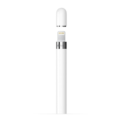 Apple Pencil Gen 1, hvid med sølvfarvet bånd og aftagelig hætte, vises lodret over opladningsstik.