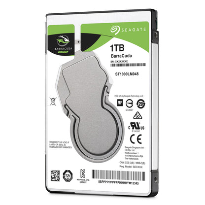 Seagate Barracuda 2,5" intern harddisk 1TB oprejst med synligt Seagate-logo og tekniske mærkater.
